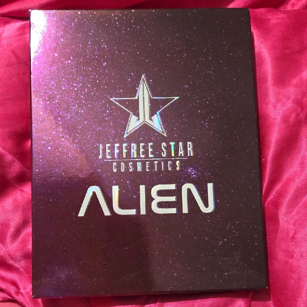 Jeffree Star Alien Eyeshadow Palette - Holographic Plum Packaging